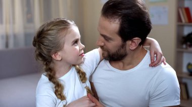 Bakım baba sevgi ve sarılma, mutlu ebeveynlik ile sevimli kızı arıyorum