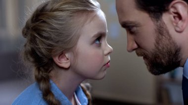 Komik küçük kızını arayan baba, Aile bağlantısı, ihale tutum