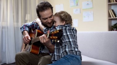 Okul kız kucaklayan baba gitar, mutluluk ve aile sevgisi, güven yürütme