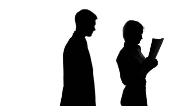 Erkek gölge belgeleri, cinsel taciz tutarak onun sekreteri yaklaşıyor