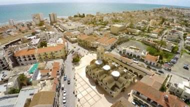 Larnaka şehir ve sealine, Kıbrıs yaz tatil seyahat, turizm havadan görünümü