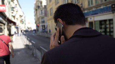 Telefon sorunları tartışmak ve şehir sokak, teknoloji yürüyüş iş adamı