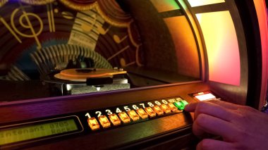 Erkek el eski müzik kutusunda, kayıt seçme şarkıyı çalmak için düğmelere basmak