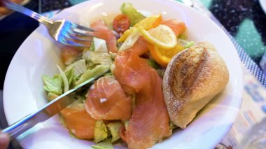 Çatal salata somon, leziz öğle yemeği ile restoranda Dilimleme holding eller