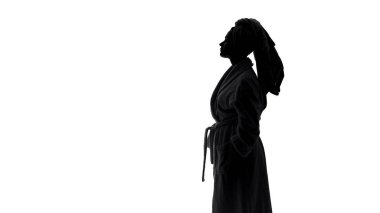 Sabah duştan sonra güzellik havlu ile saç kurutma bornoz giyen kadın