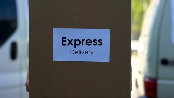 Express Leverans Courier Uniform Holding Kartong Internationell Sändning — Stockfoto