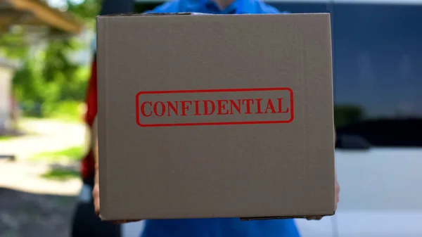 Mensajero Paquetería Confidencial Caja Cartón Sujeción Uniforme Envío Documentos — Foto de Stock