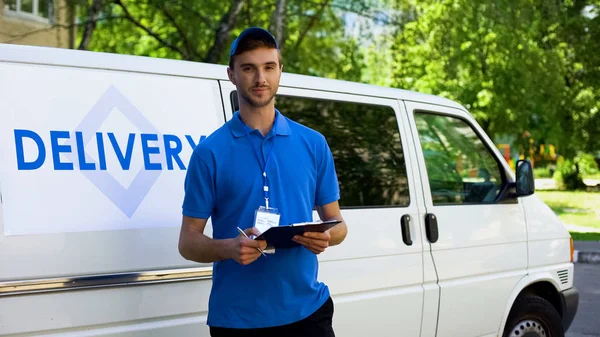 Parcel Leverans Arbetstagaren Fylla Rapport Och Leende Deltidsjobb Yrke — Stockfoto