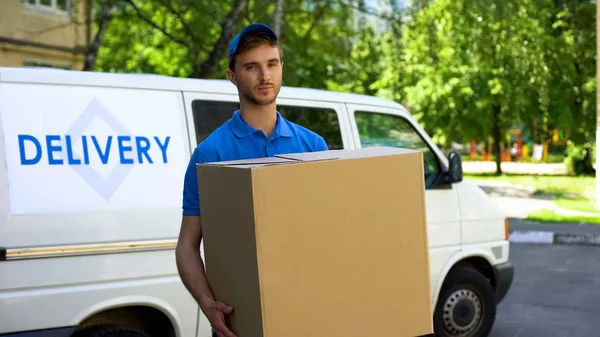 Deliveryman Innehar Stor Kartong Hushållsapparater Transport — Stockfoto