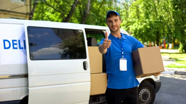 Працівник Поштового Відділення Бере Посилку Фургона Доставки Показує Великі Пальці — стокове фото