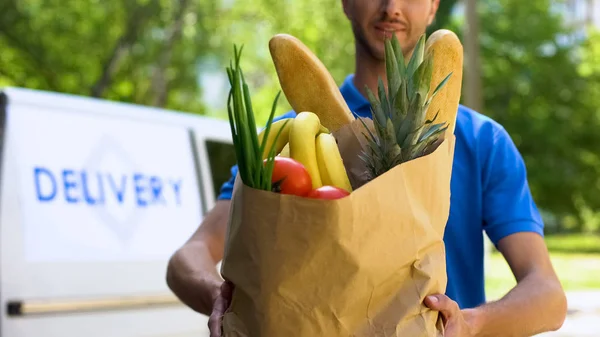 Mann Von Essenslieferung Hält Volle Tüte Mit Frischen Waren Online — Stockfoto