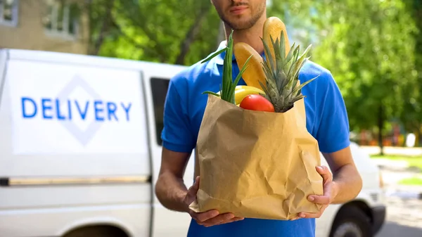 Servicio Entrega Alimentos Trabajador Masculino Que Sostiene Bolsa Comestibles Orden —  Fotos de Stock