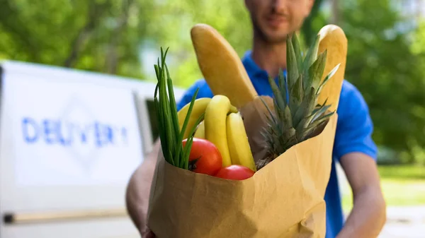 Joven Repartidor Mostrando Bolsa Comestibles Servicio Tienda Envío Pedidos Línea —  Fotos de Stock