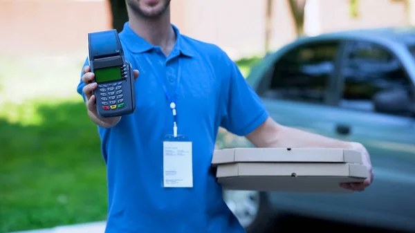 Masculino Pizza Courier Holding Tarjeta Crédito Terminal Tecnología Pago Servicio — Foto de Stock