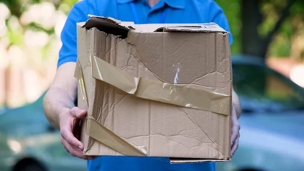 Mannelijke Courier Weergegeven Beschadigd Box Goedkope Perceel Levering Verzending Van — Stockfoto