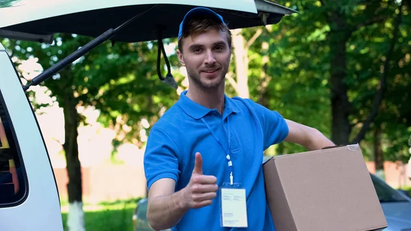 Joven Repartidor Sosteniendo Paquete Mostrando Los Pulgares Hacia Arriba Servicio — Foto de Stock