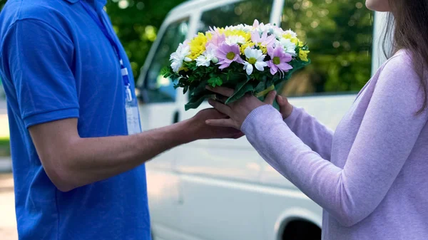 Mujer Sorprendida Tomando Ramo Manos Mensajeros Entrega Tienda Flores — Foto de Stock