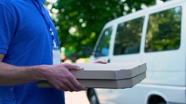 Auslieferungsjunge Bringt Heiße Leckere Pizza Express Essenslieferung Teilzeitjob — Stockfoto