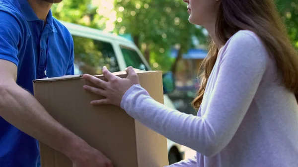 Female Client Receiving Cardboard Parcel Delivery Service Express Shipping — Stock Photo, Image