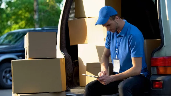 Delivery Worker Checking Parcel Amount Van Stocktaking Report Tablet — Stock Photo, Image