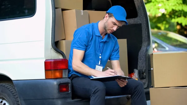 Ouvrier Livraison Occupé Compter Les Colis Liste Contrôle Inventaire Emploi — Photo