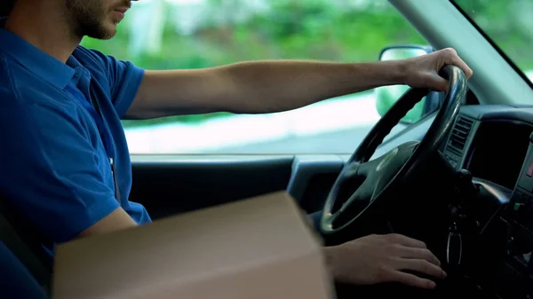 Cartero Conduciendo Coche Caja Cartón Pie Cerca Paquetes Express Delivery — Foto de Stock