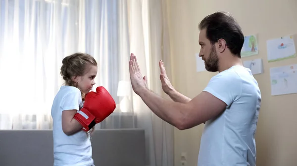 Filhinha Luvas Proteção Praticando Boxe Soco Com Pai Casa — Fotografia de Stock