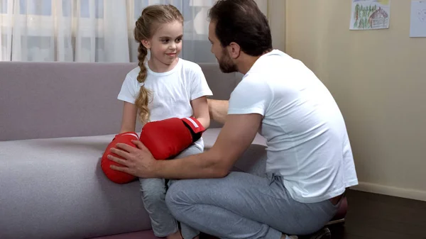 Caring Father Talking Little Daughter Box Game Trusting Relationship — Stock Photo, Image