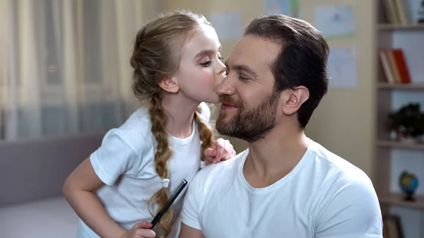 Beautiful Daughter Kissing Father Cheek Combing His Hair Playing Hairdresser — Stock Photo, Image