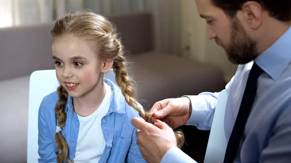 Père Célibataire Tressant Les Cheveux Des Enfants Matin Avant École — Photo