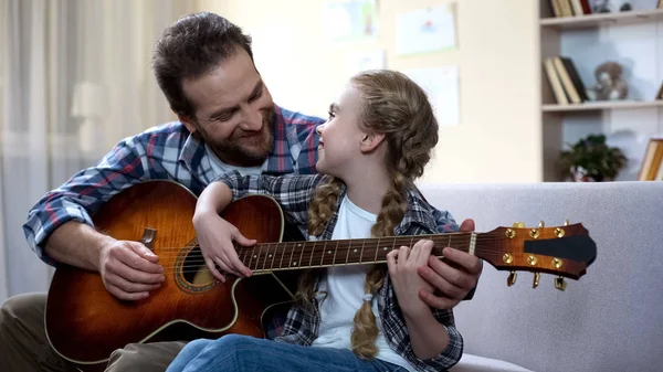 Padre Enseñando Hija Tocar Guitarra Casa Afición Musical Ocio Familiar — Foto de Stock