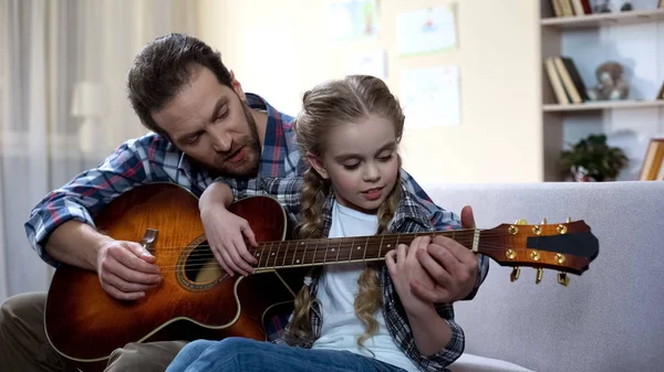 Padre Cariñoso Enseñando Hija Tocar Guitarra Casa Afición Musical Familia — Foto de Stock