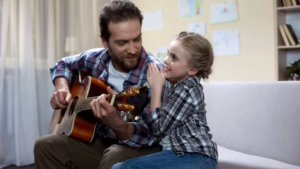Filha Abraçando Ouvindo Pai Tocando Guitarra Tempo Livre Juntos — Fotografia de Stock