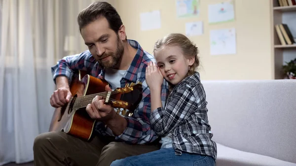 Carino Bambino Abbracciare Ascoltare Padre Suonare Chitarra Tempo Libero Insieme — Foto Stock