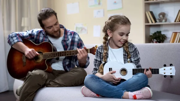 Papà Con Chitarra Figlia Con Ukulele Che Suona Canzone Prove — Foto Stock