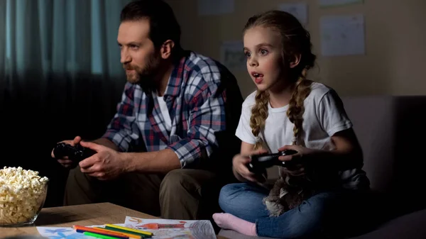 Figlia Padre Giocare Videogioco Con Joystick Insieme Casa Divertirsi — Foto Stock