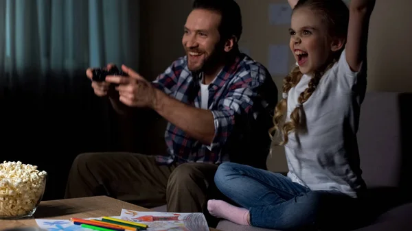 Волнующие Отец Дочь Играют Видеоигры Ребенок Поднимает Руки Победитель — стоковое фото