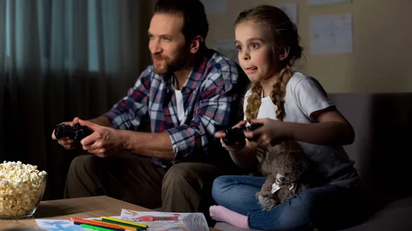 Papà Bambino Piccolo Giocare Videogioco Con Joystick Insieme Casa Divertirsi — Foto Stock