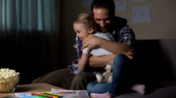 Playing Video Game Father Daughter Hugging Winning Gadget Hobby — Stock Photo, Image