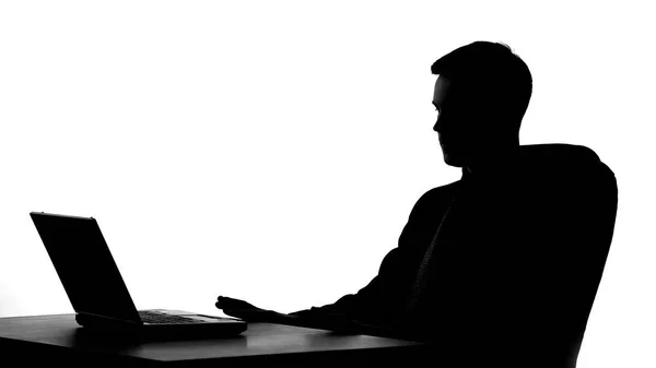 Trabajador Oficina Sombra Sentado Frente Computadora Portátil Pensando Propuesta Negocios — Foto de Stock