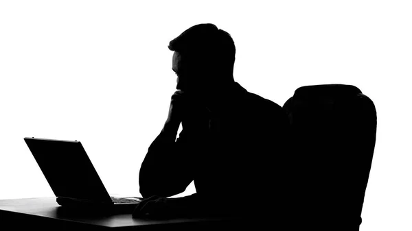 心烦意乱的商人看着笔记本电脑屏幕 阅读老板的消息的阴影 — 图库照片