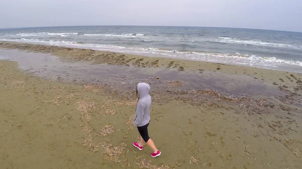 Joven Hembra Caminando Por Playa Pensando Vida Tiro Aéreo Con —  Fotos de Stock