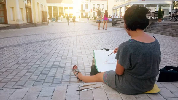Inspirierte Straßenkünstlerin Sitzt Auf Dem Bürgersteig Und Malt Kunst Und — Stockfoto