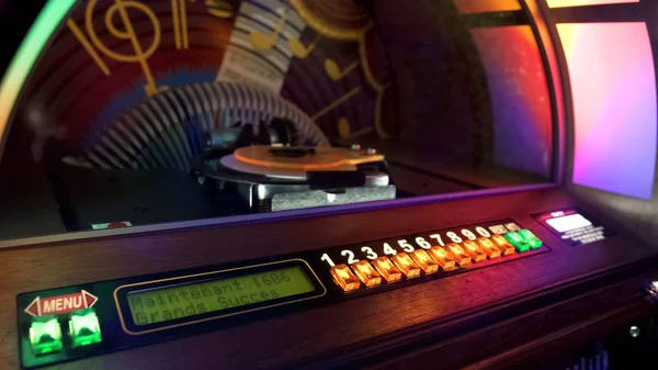 Jukebox Automaticamente Reorganizar Discos Para Reproduzir Música Com Moeda Inserido — Fotografia de Stock