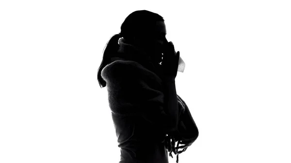 Молодая Больная Женщина Силуэт Шарфом Шее Чихает Тканях Болезнь — стоковое фото