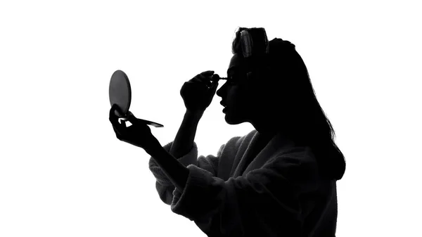Hermosa Joven Aplicación Maquillaje Rímel Delante Del Espejo Concepto Belleza — Foto de Stock
