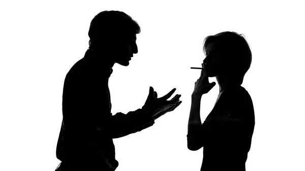 Homem Irritado Gritando Com Sua Namorada Fumando Cigarro Frente Dele — Fotografia de Stock
