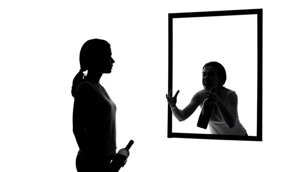 Femme Ivre Avec Bouteille Alcool Regardant Dans Miroir Conscience Demandant — Photo