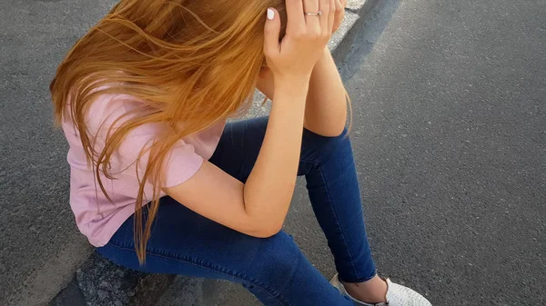Chica Frustrada Sentada Acera Víctima Carterista Llorando Calle —  Fotos de Stock
