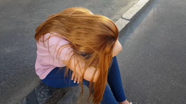 哭泣不安的女人坐在人行道上分手与男朋友的危机和悲伤 — 图库照片